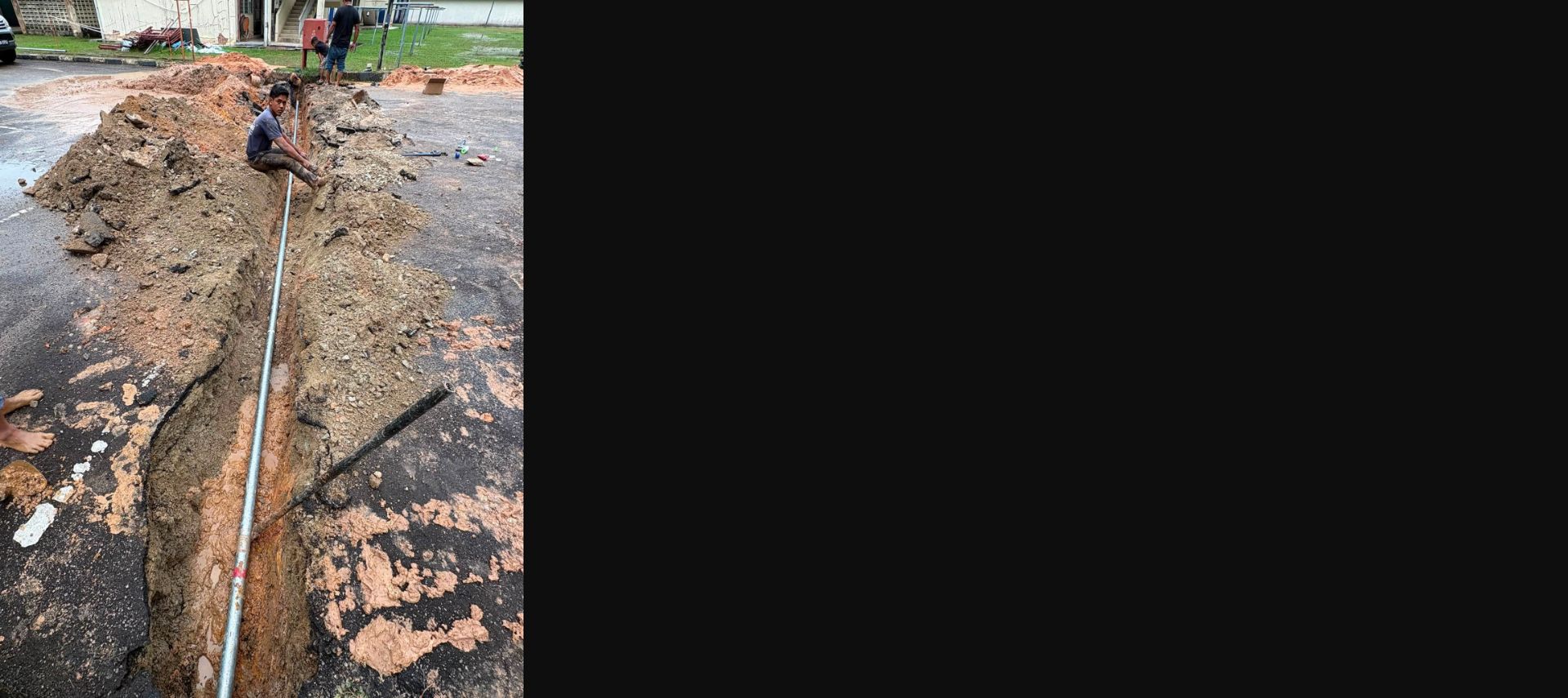 Laluan utiliti di dalam parit tapak