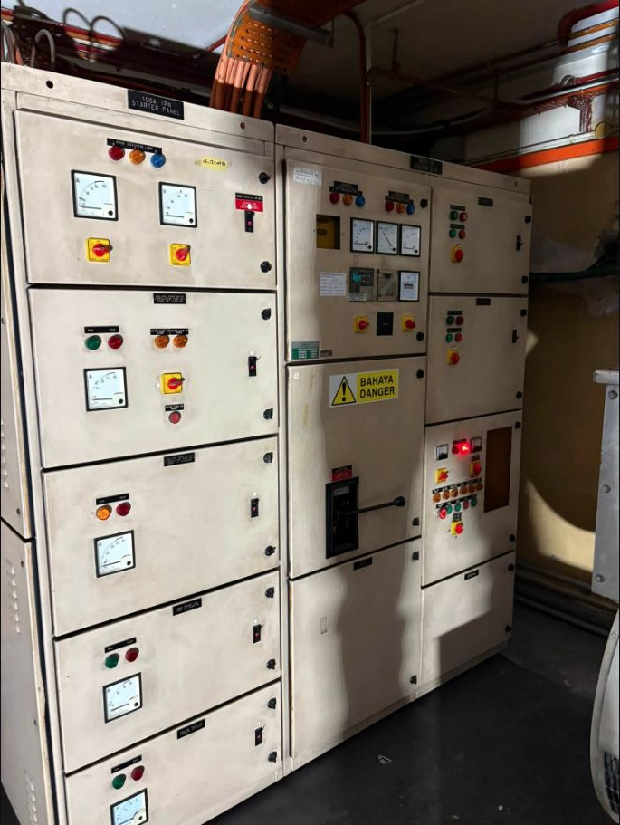 Panel kawalan dan agihan elektrik