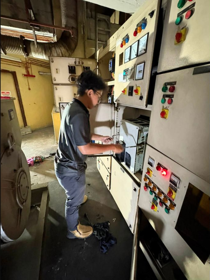 Aktiviti teknikal pada panel switchgear