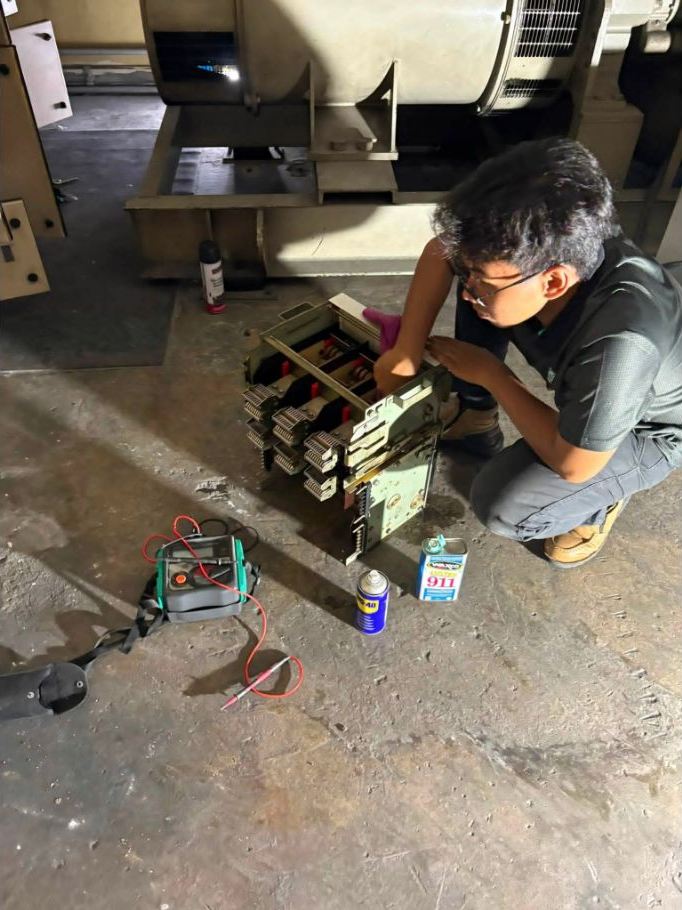 Kerja servis pada komponen elektrik yang dikeluarkan dari panel