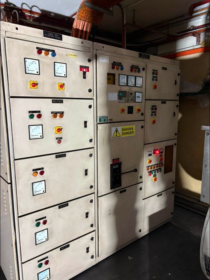 Panel suis dan pengagihan elektrik dalam bilik suis